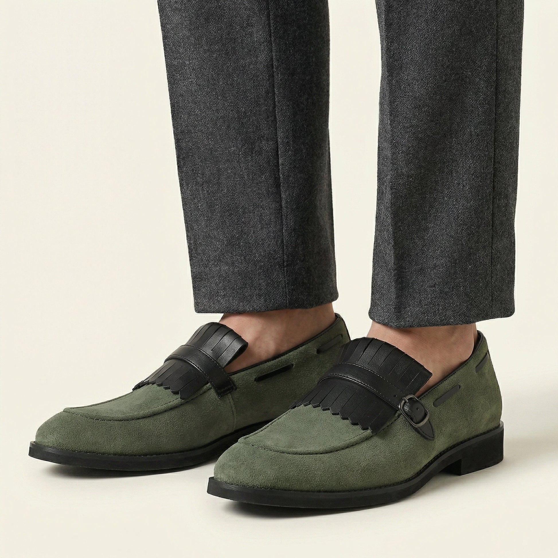 Mocassin à Franges et Boucle Décorative en Cuir Velours