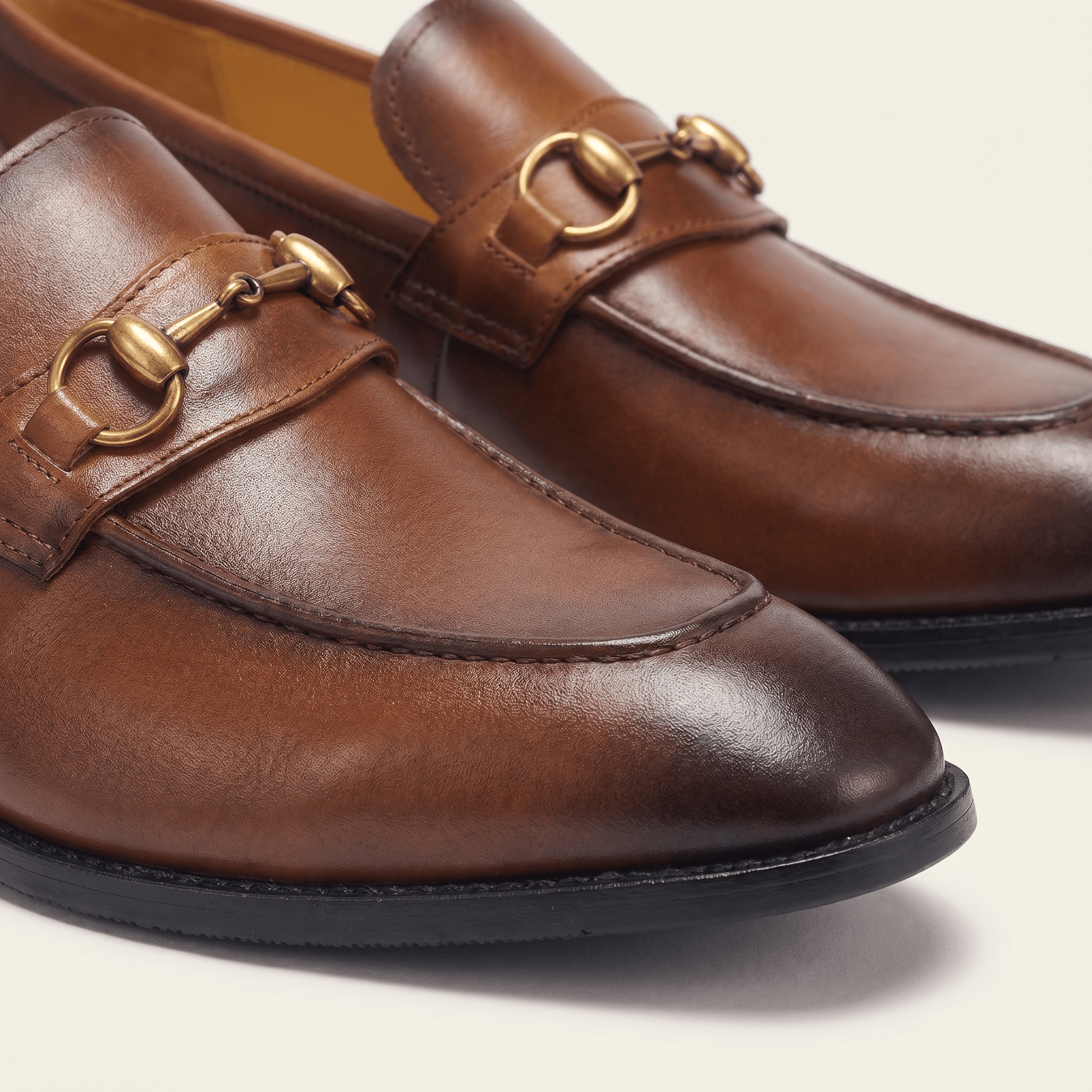 Mocassin à Mors Métallique Doré en Cuir Lisse
