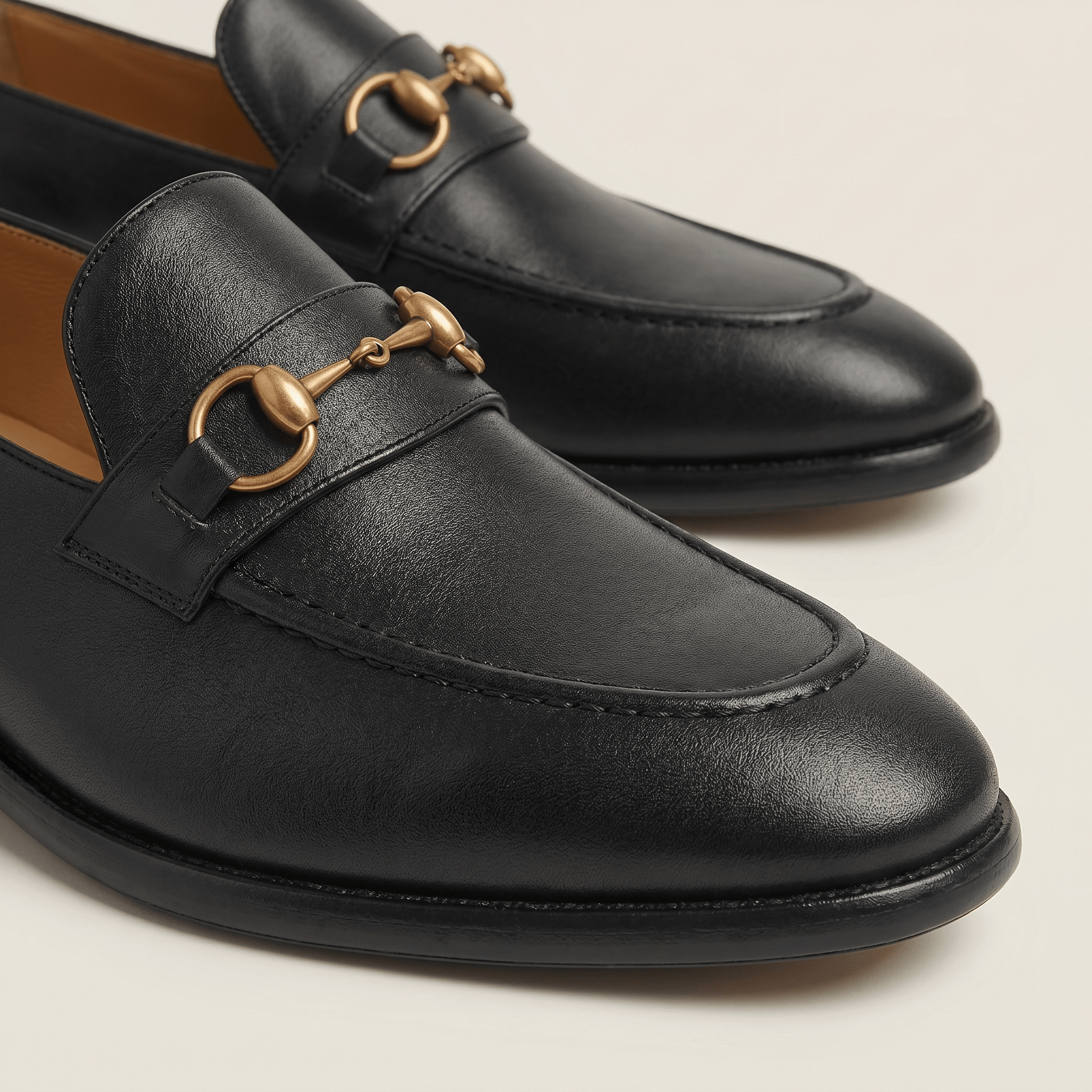 Mocassin à Mors Métallique Doré en Cuir Lisse