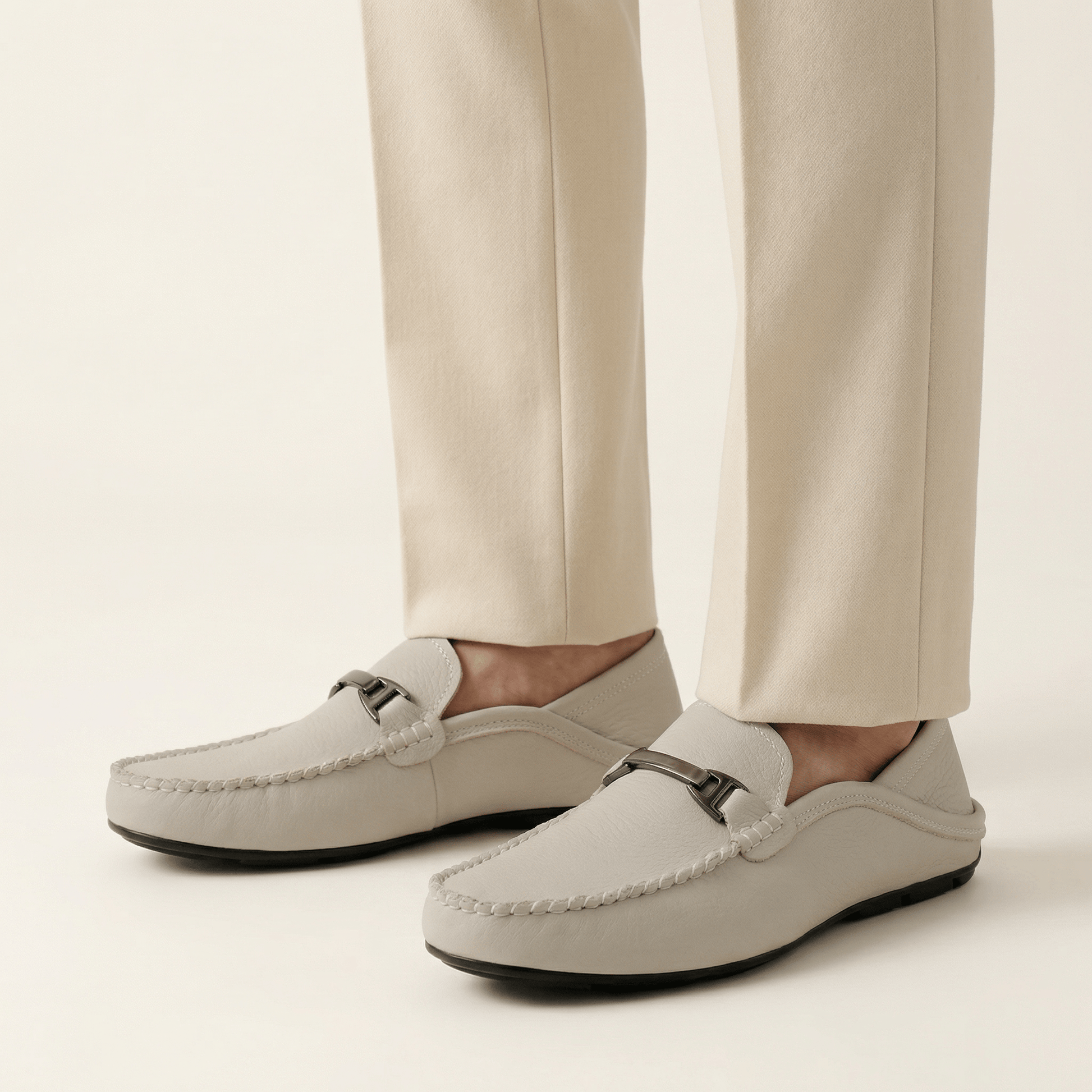 Mocassin à Ornement Métallique en Cuir Lisse