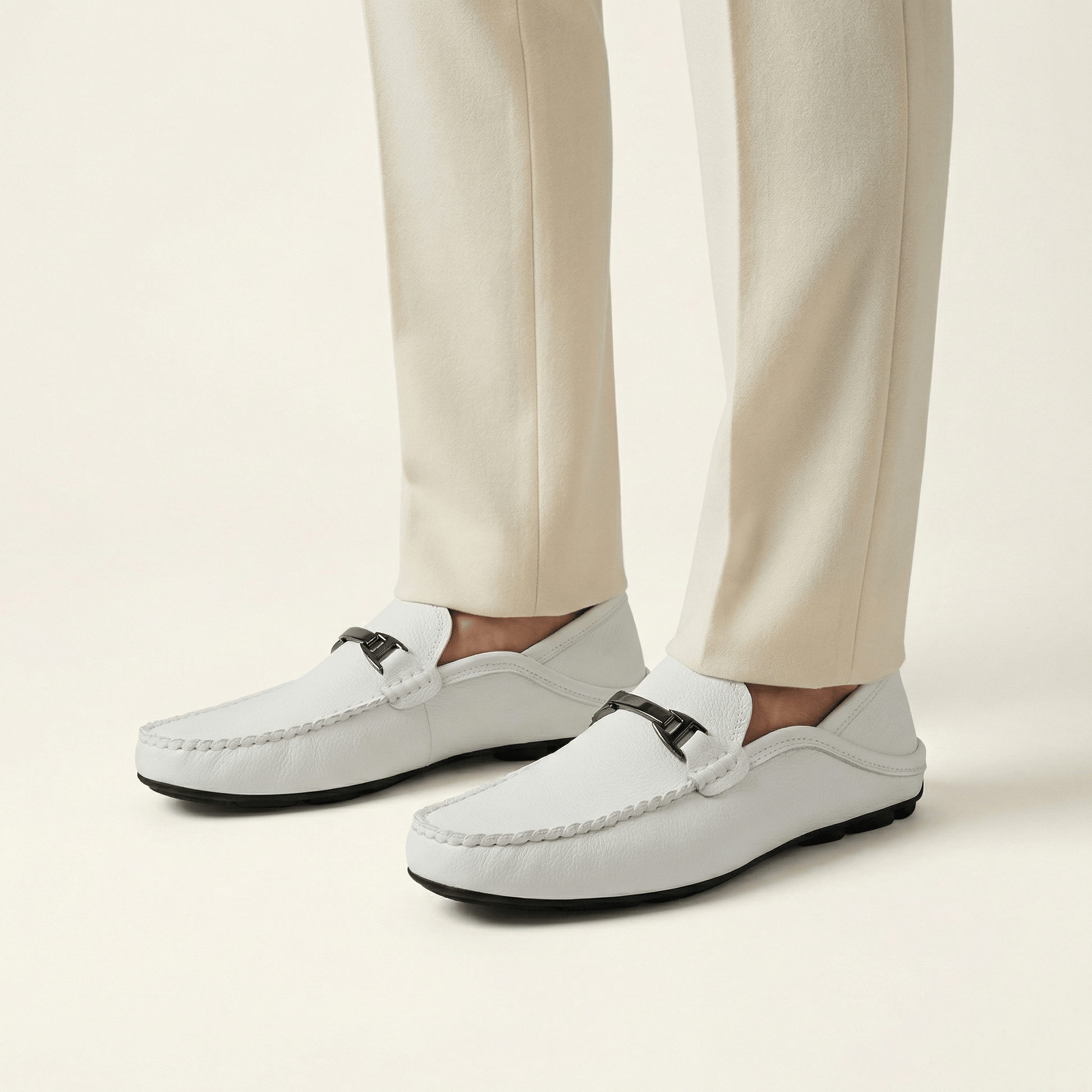 Mocassin à Ornement Métallique en Cuir Lisse