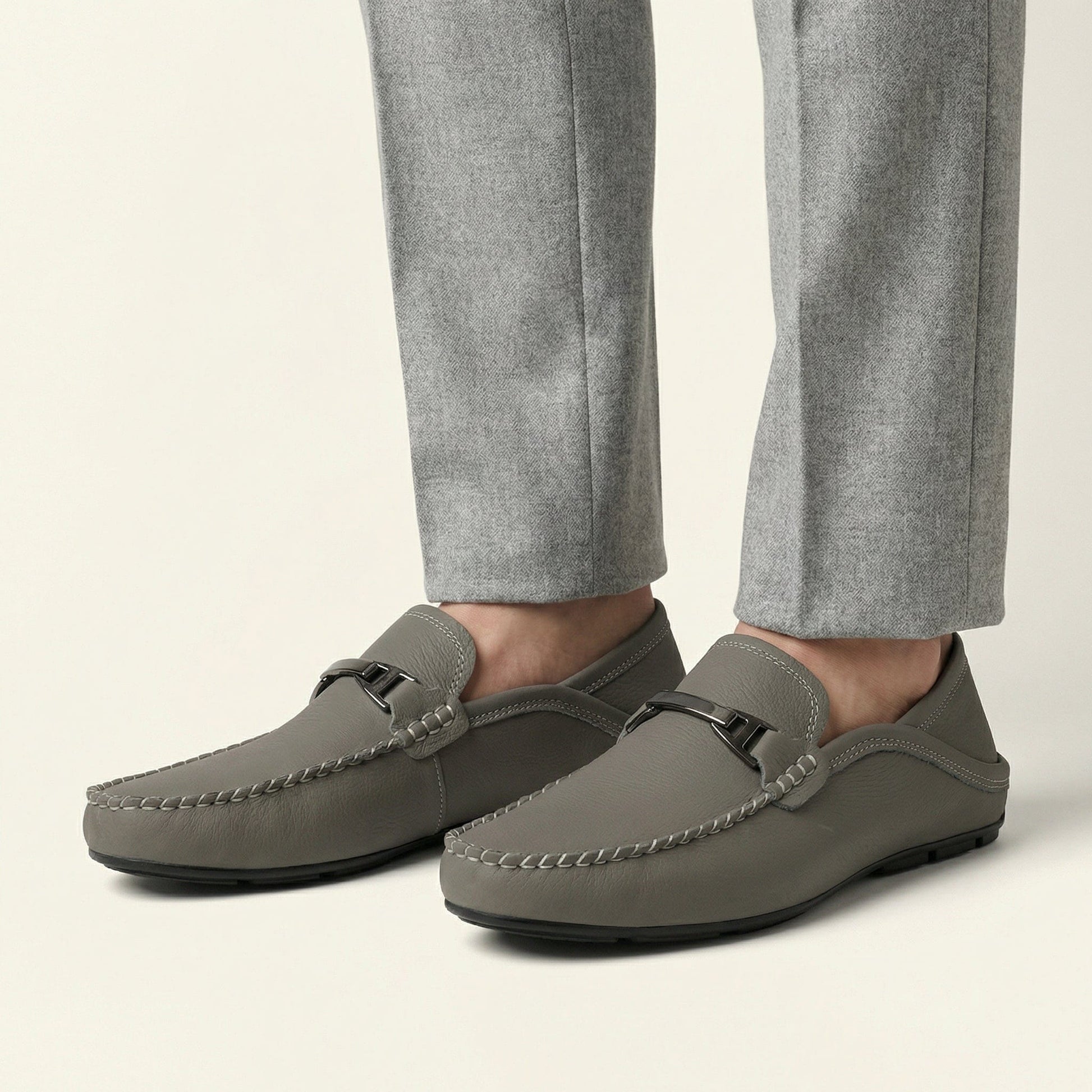 Mocassin à Ornement Métallique en Cuir Lisse