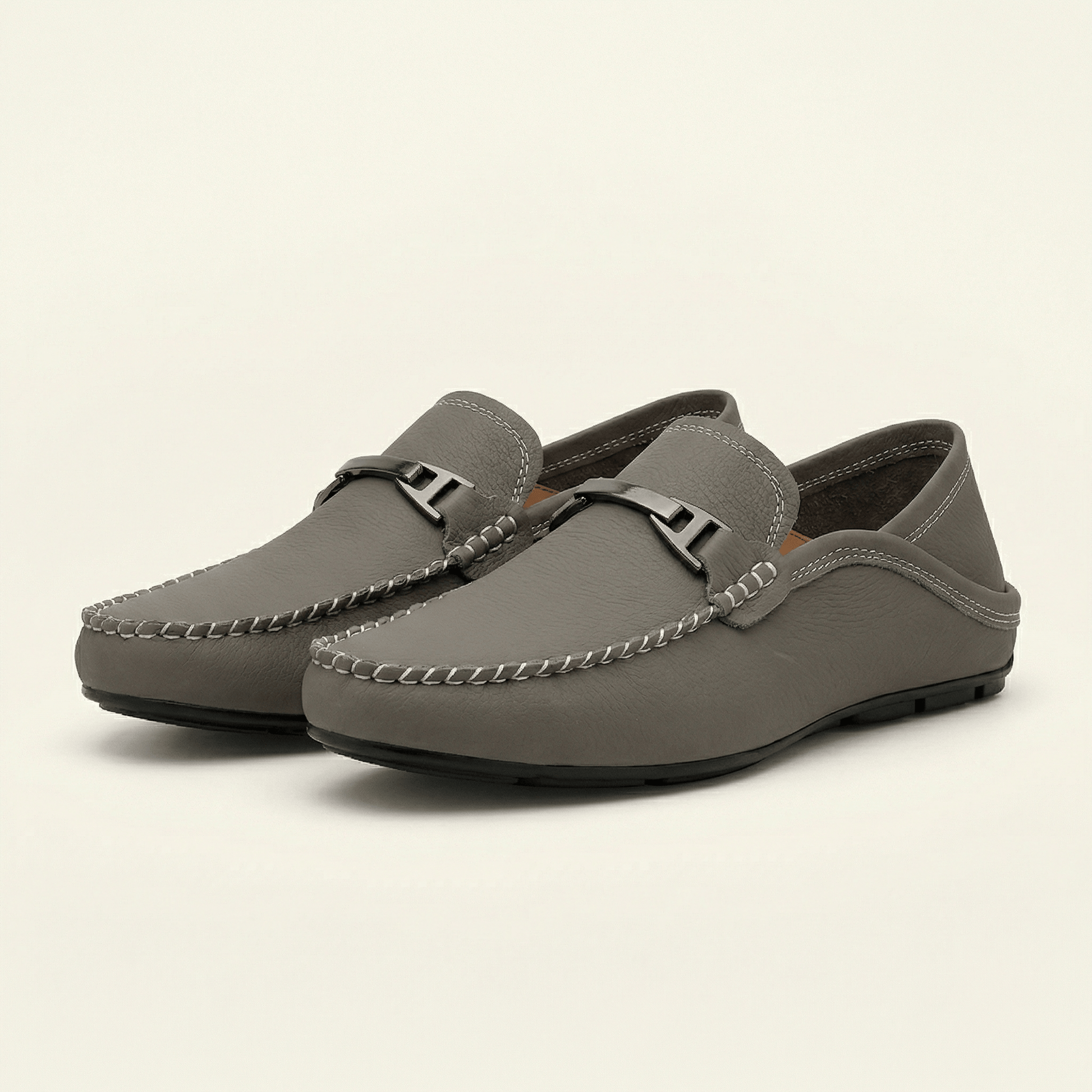 Mocassin à Ornement Métallique en Cuir Lisse
