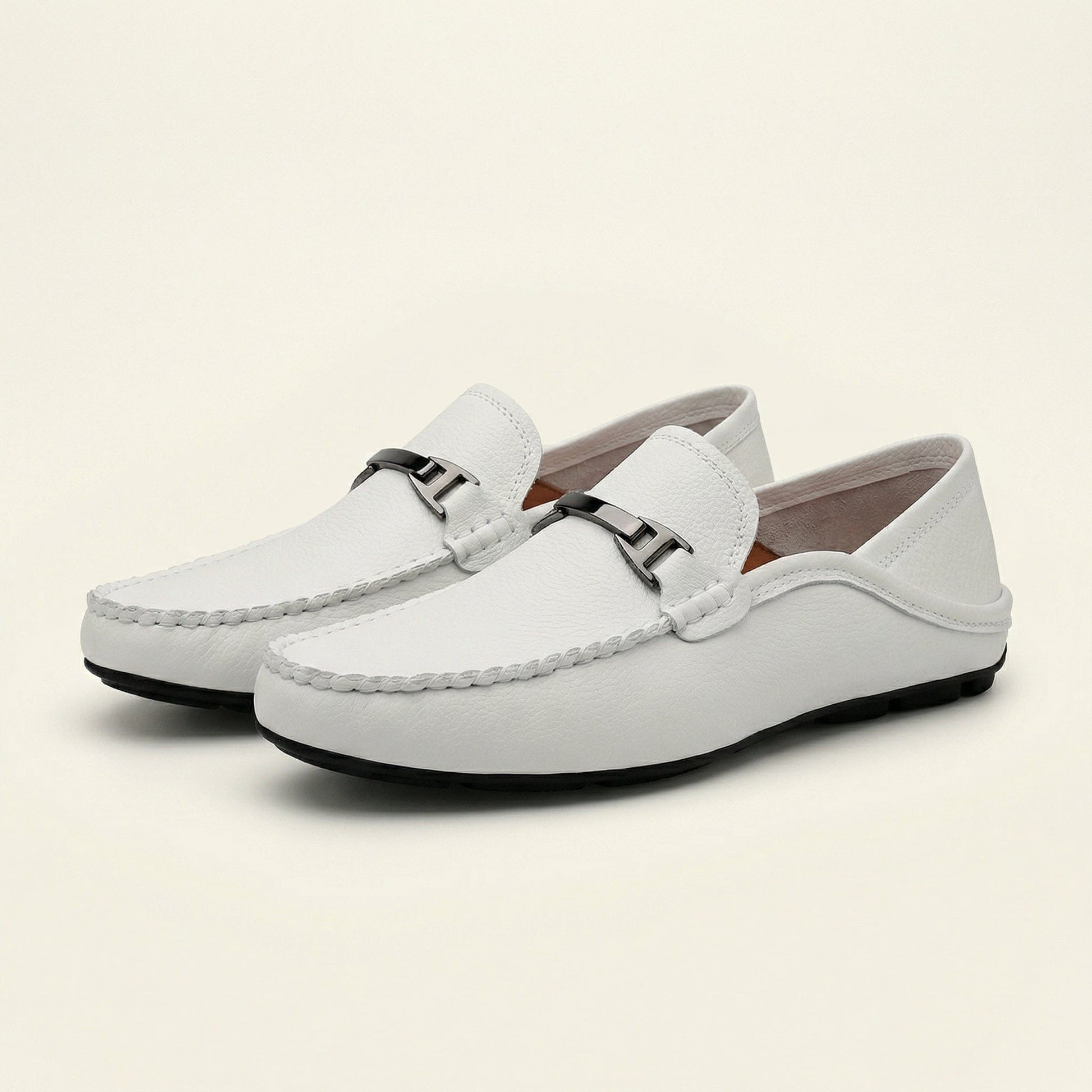 Mocassin à Ornement Métallique en Cuir Lisse