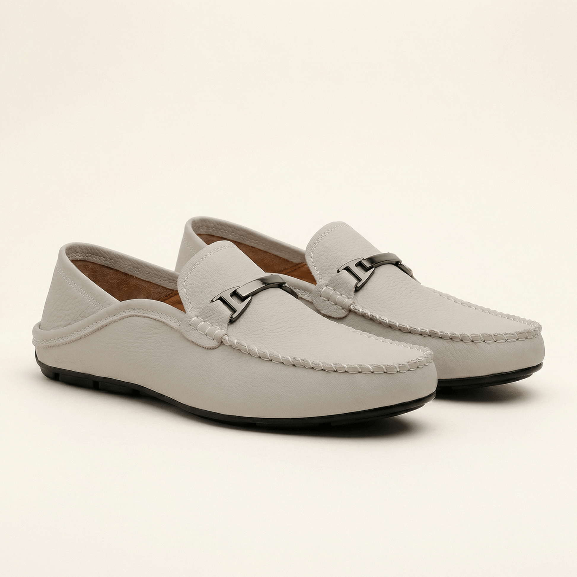 Mocassin à Ornement Métallique en Cuir Lisse