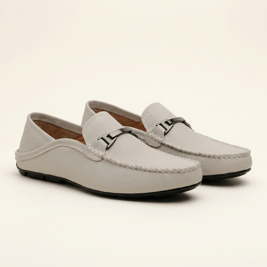 Mocassin à Ornement Métallique en Cuir Lisse