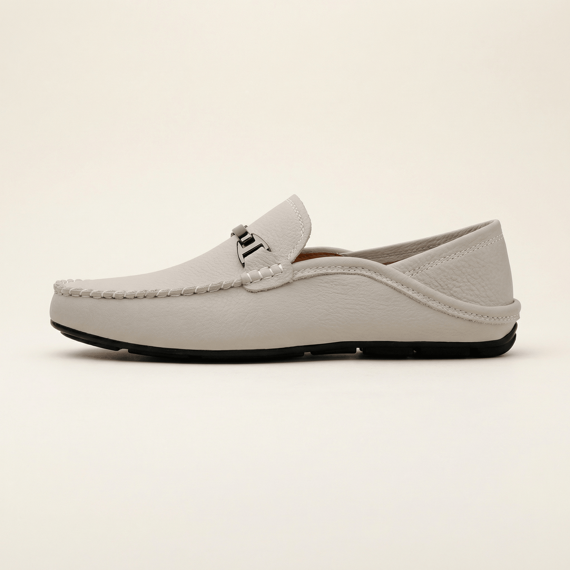 Mocassin à Ornement Métallique en Cuir Lisse