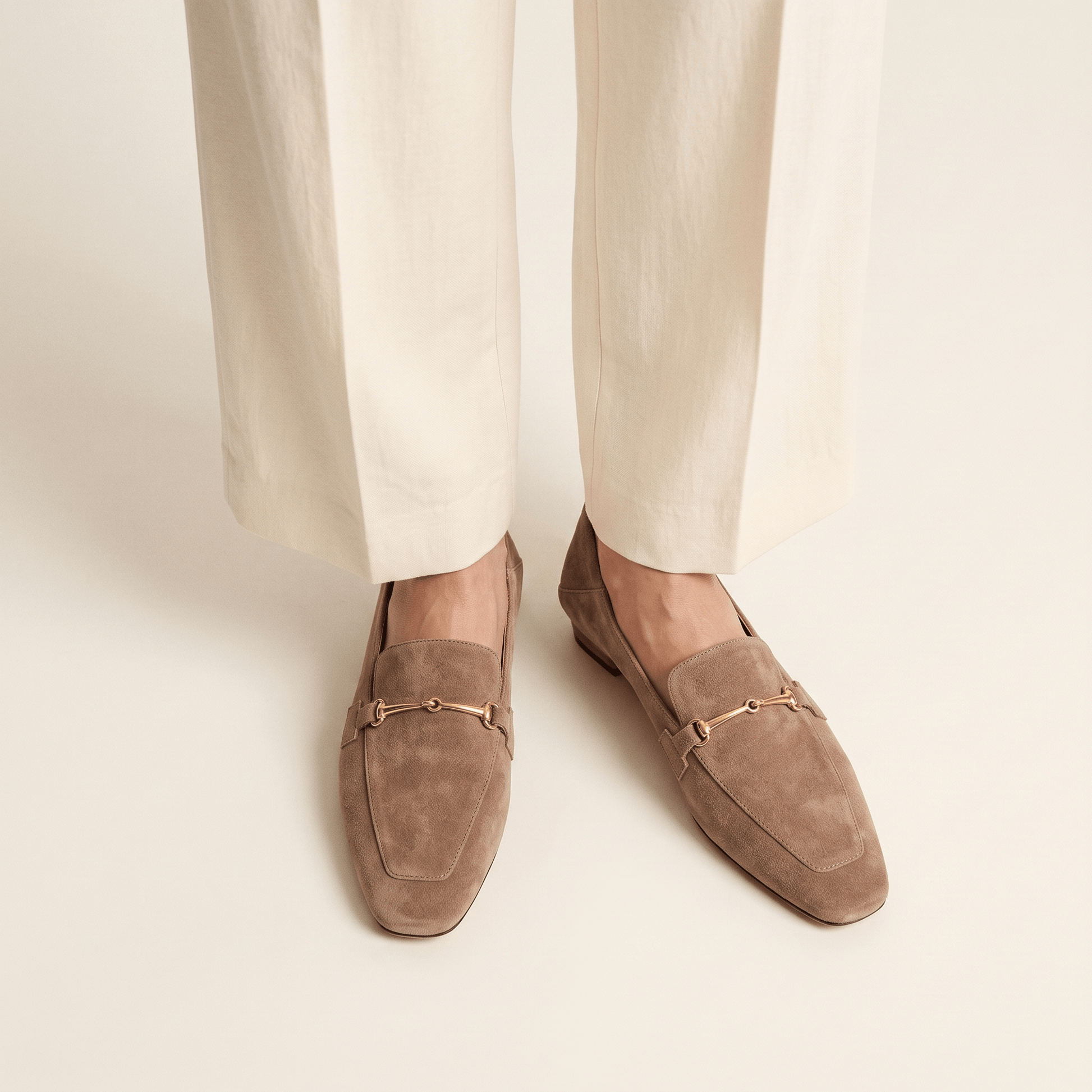 Mocassins Femme en Daim Détail Doré Bout Carré avec Petit Talon