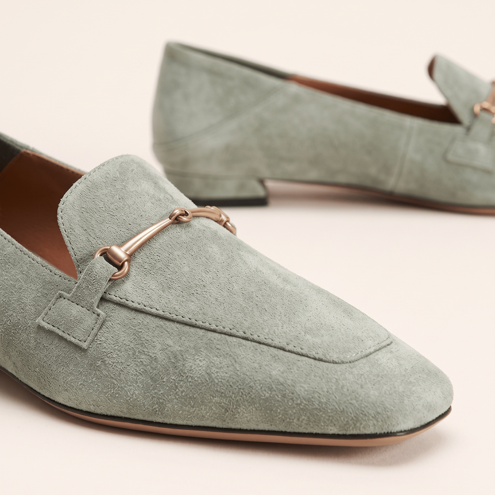 Mocassins Femme en Daim Détail Doré Bout Carré avec Petit Talon