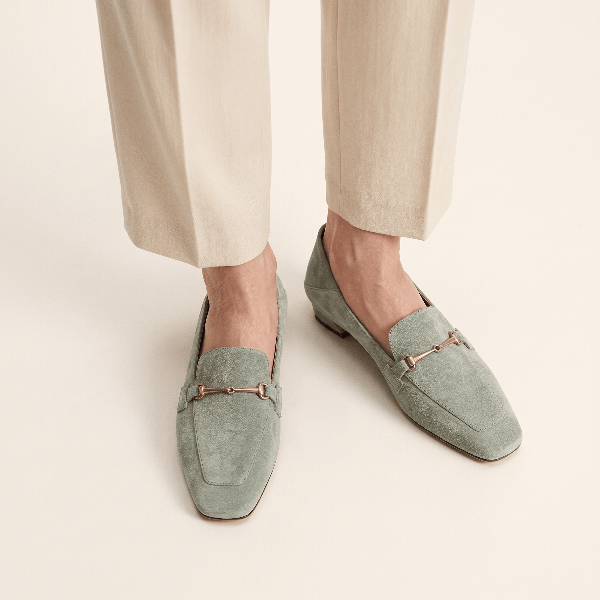 Mocassins Femme en Daim Détail Doré Bout Carré avec Petit Talon